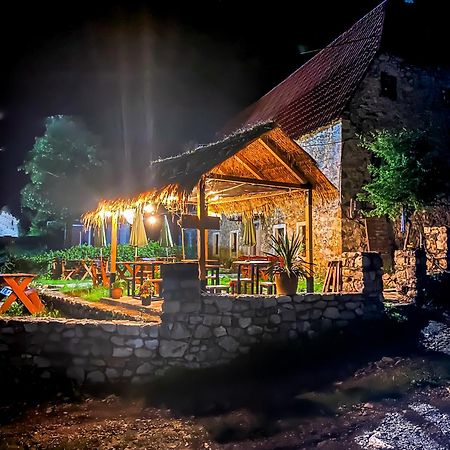 Guesthouse Kujtimi Теті Екстер'єр фото