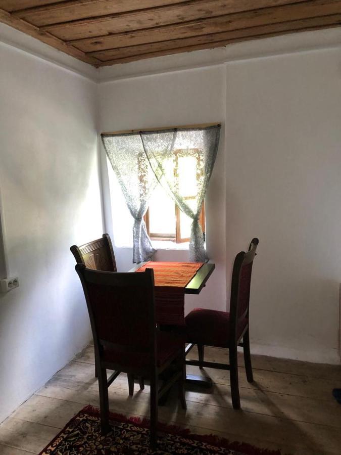 Guesthouse Kujtimi Теті Екстер'єр фото