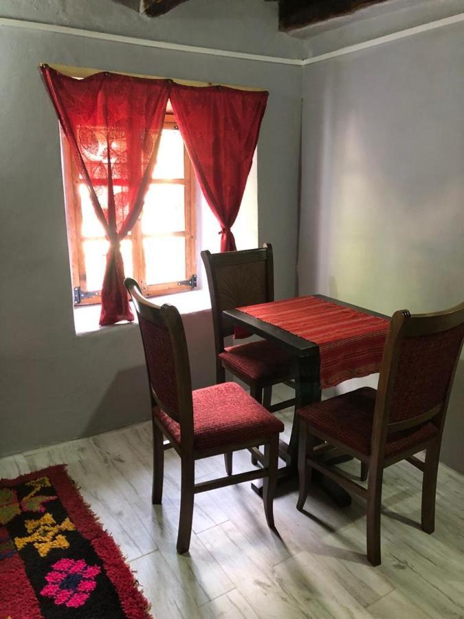 Guesthouse Kujtimi Теті Екстер'єр фото