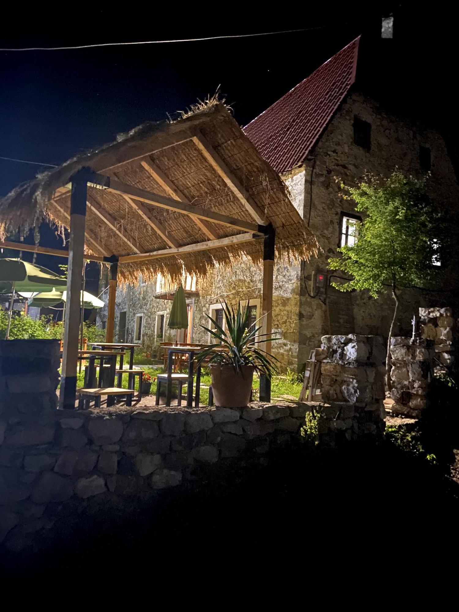 Guesthouse Kujtimi Теті Екстер'єр фото
