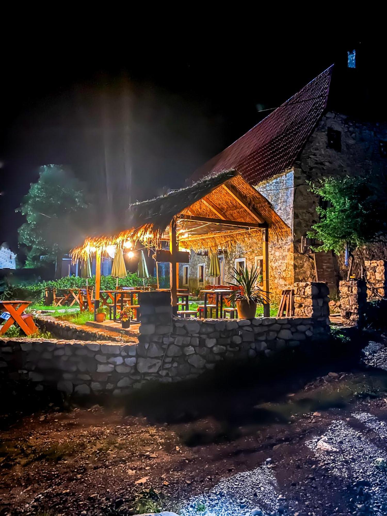 Guesthouse Kujtimi Теті Екстер'єр фото
